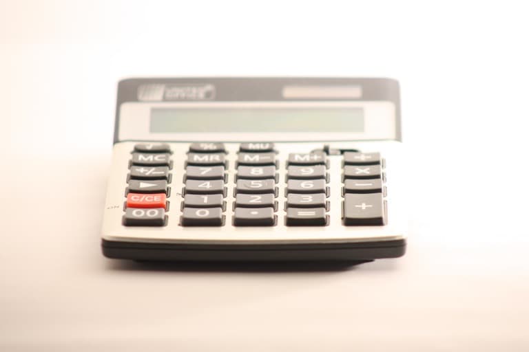Calculadora em mesa de escritório para revisão de cálculos judiciais