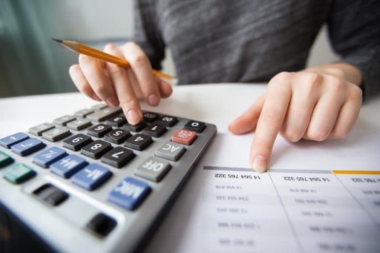 Planilha de calculo judicial sendo revisada