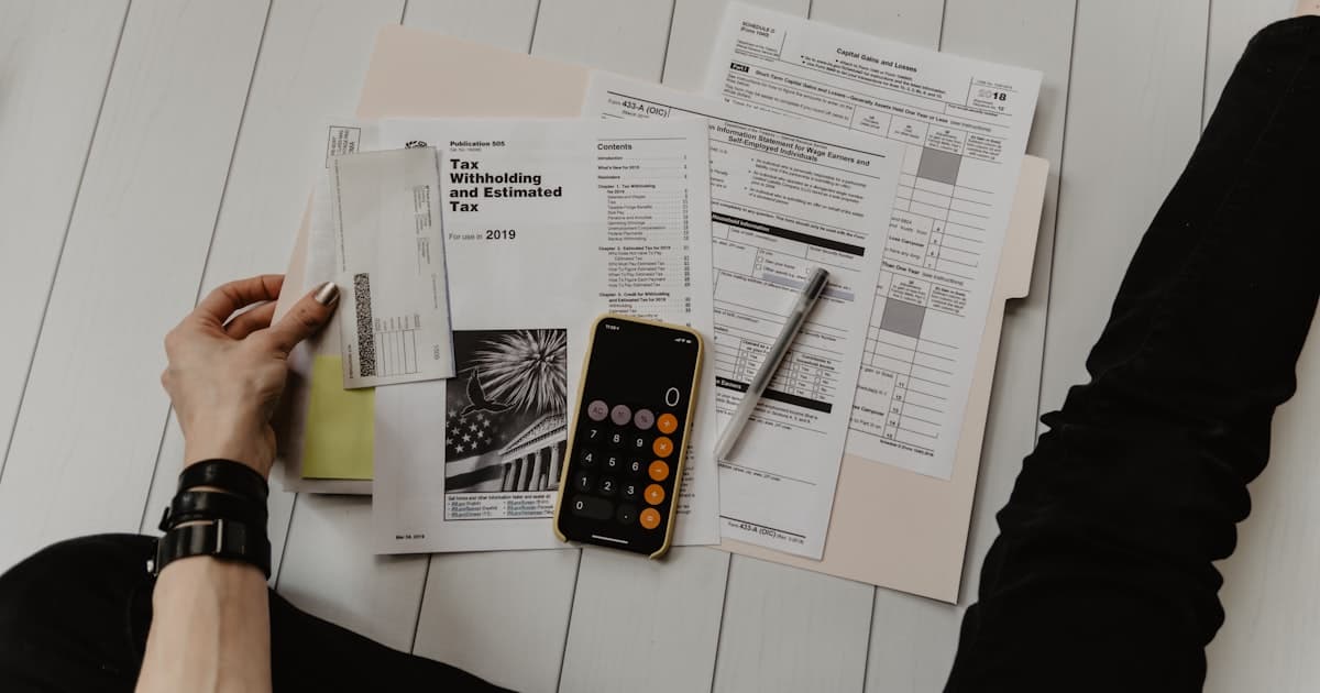 Pessoa analisando parcelas e financiamento