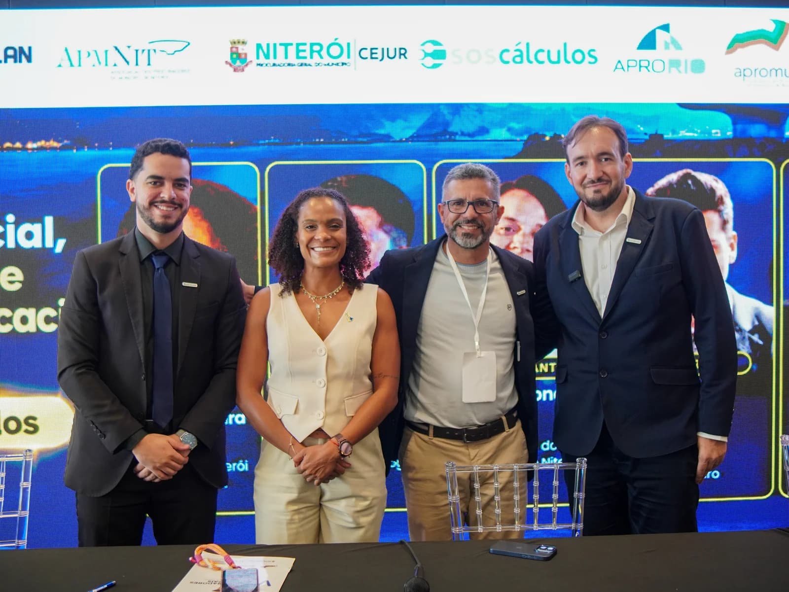 Participantes reunidos diante do painel do congresso com a marca SOS Cálculos entre os apoiadores