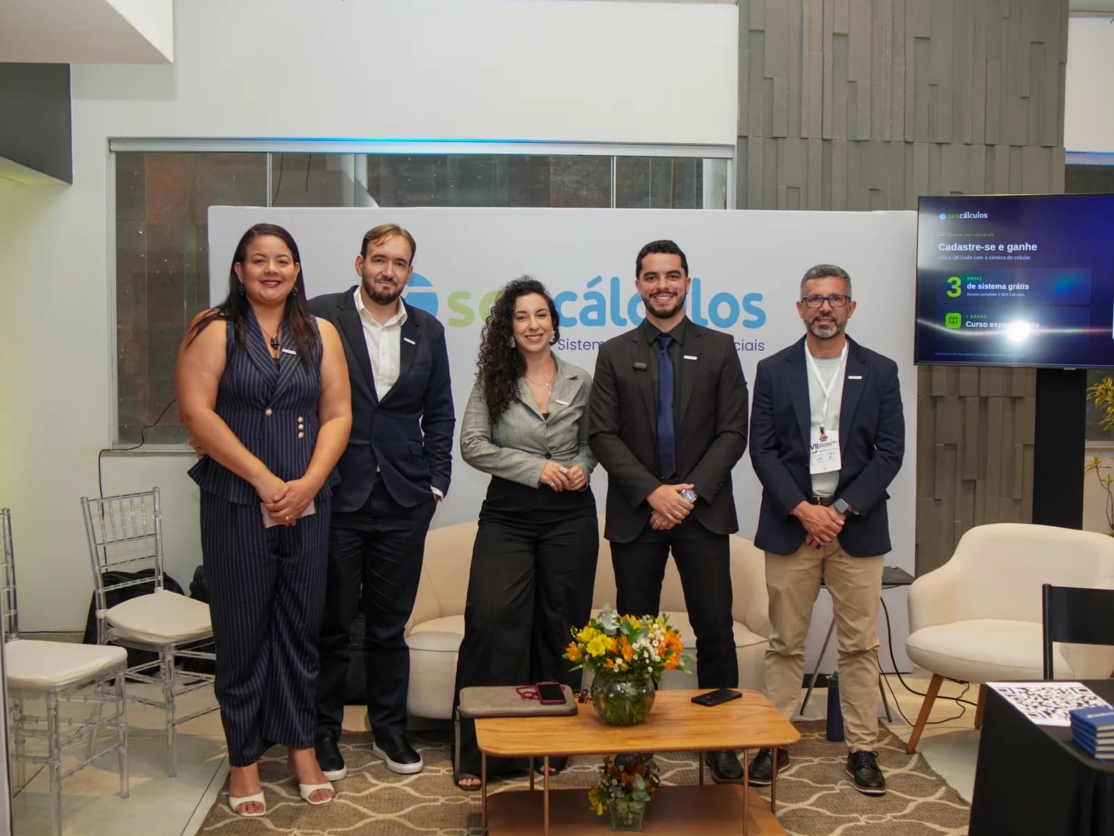 Equipe reunida no estande da SOS Cálculos durante o VII Congresso da FEPROMERJ